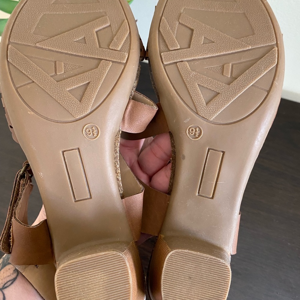 Heel Sandals 9.5 - Picture 4 of 5